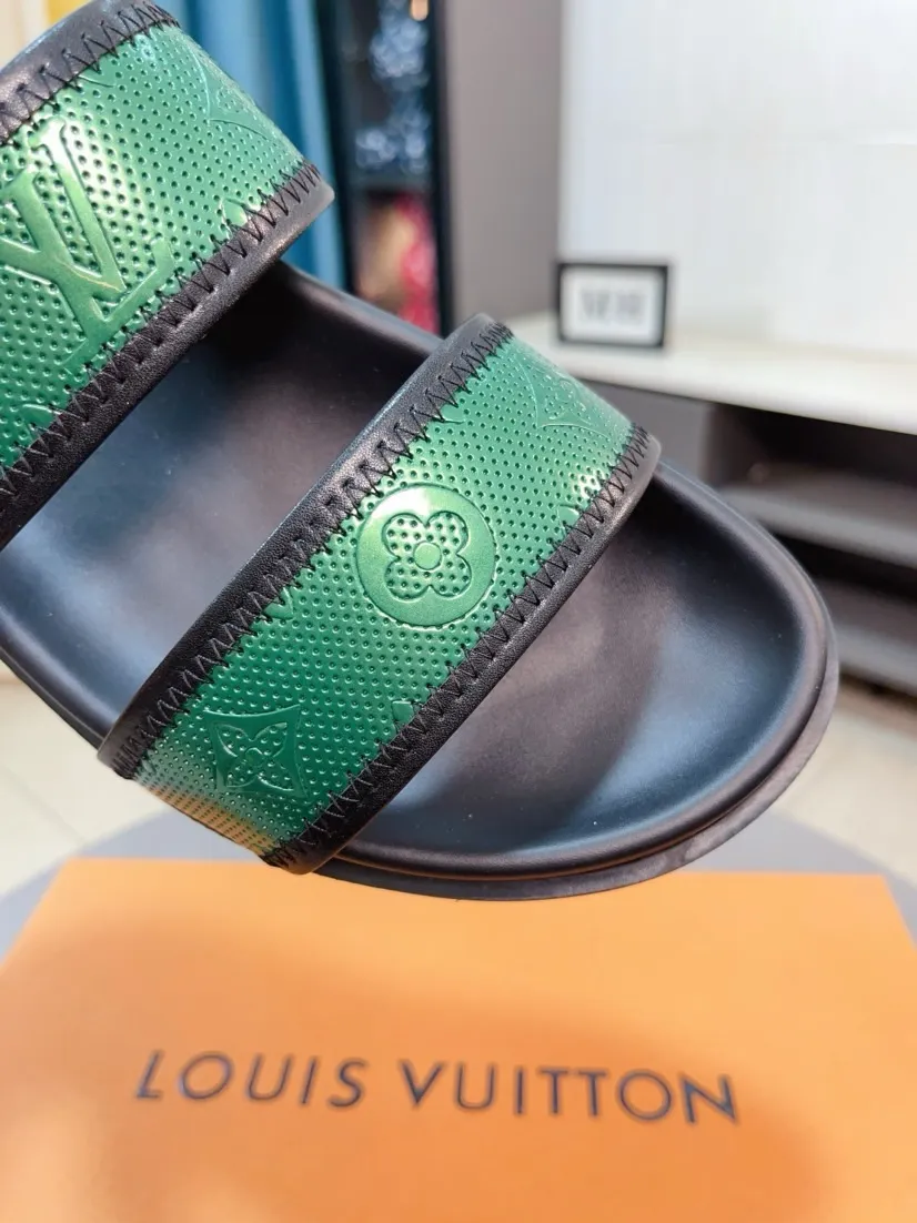 Ex-factory price 320🌹🌹 (lv-Louis Vuitton) new men's sandals, high-end boutique, exquisite embossed logo decoration on the upper, fine workmanship, super soft soles, casual, loose and comfortable, a must-have in summer! \nsize：38-44